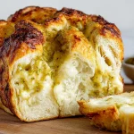 Babka salée au fromage de chèvre et au confit de thym sauvage