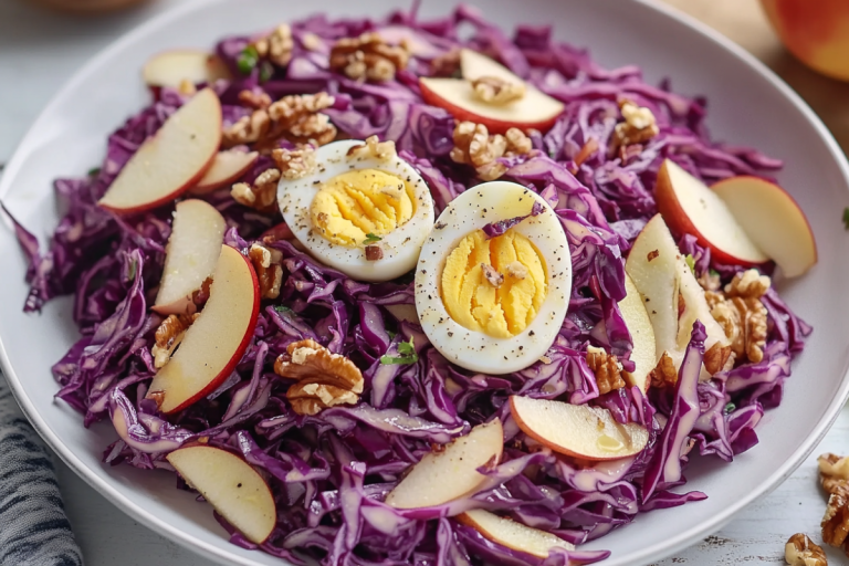 Salade de chou rouge, pomme œuf mollet et noix