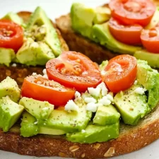Tartine healthy à l'avocat et à la tomate