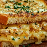 Sandwich au pain à l'ail et au poulet au fromage