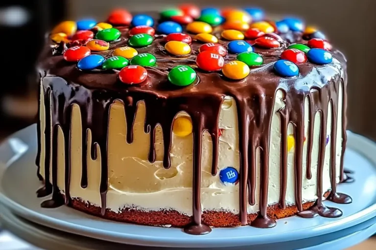 Gâteau M&M's coloré avec glaçage au fromage à la crème et filet de chocolat