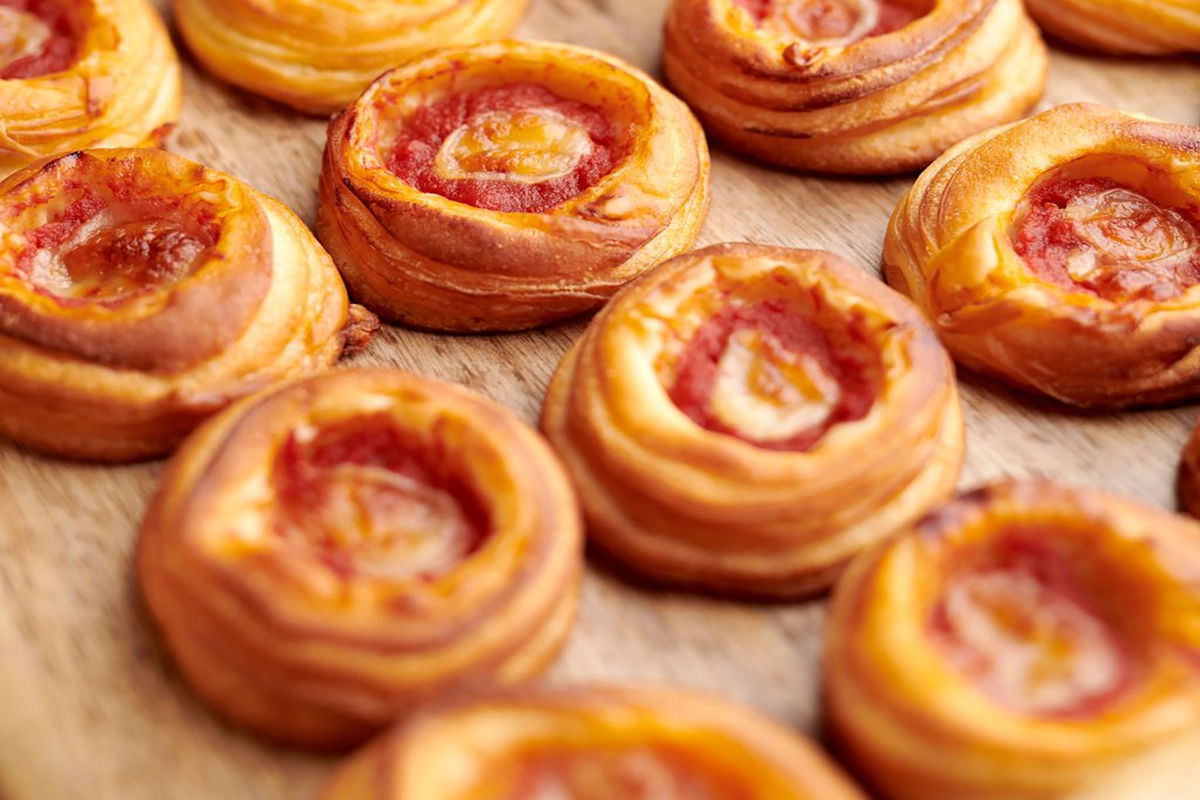 Feuilletés apéritifs au chèvre et confit d’oignon