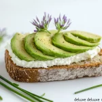 Tartine au fromage de chèvre et à l’avocat
