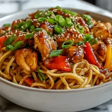 Nouilles Sautées au Poulet Caramélisé : Une Recette Asiatique Facile pour un Wok Maison Réussi
