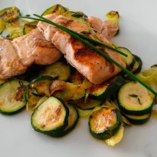 Poêlée de courgettes et saumon
