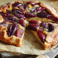Tarte briochée prunes : douceur fruitée au goûter ou au brunch