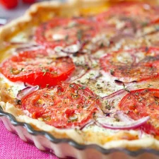 Tarte fine tomates mozza : la recette d'été qui sauve vos soirs pressés