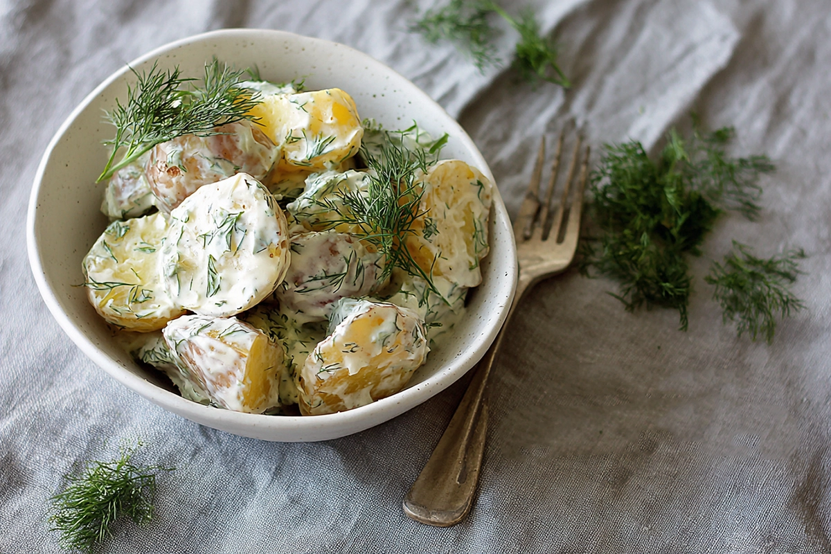 Salade de pommes de terre crémeuse aux herbes fraîches