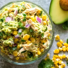 Salade de poulet et avocat fraîche