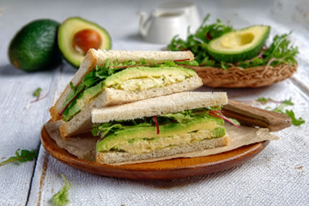 Club sandwich aux œufs brouillés et à l’avocat : la recette facile qui change tout 4 Club sandwic