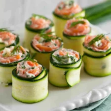Rouleaux de concombre au saumon